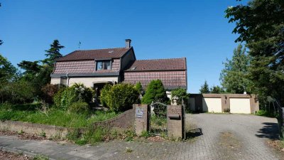 Grosszügiges Einfamilienhaus mit (abtrennbare) Einliegerwohnung und 2 Garagen.