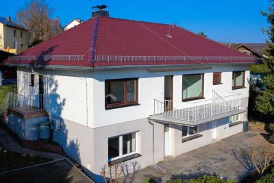Großzügig leben mit Stil - Zweifamilienhaus mit weitläufigem Garten