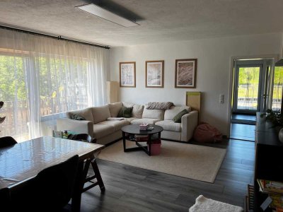 Schöne Wohnung mit fünf Zimmern sowie Balkon, Terrasse und EBK in Butzbach