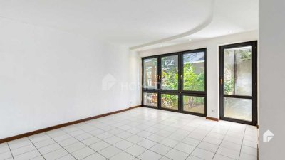Helle Hochparterre-Wohnung mit Terrasse und Balkon: Modernes Wohnen mit Komfort