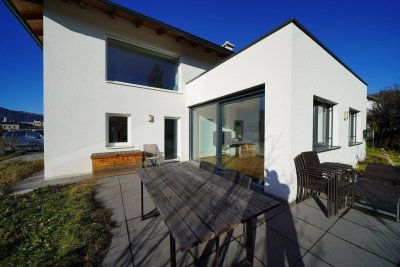 Modernes Einfamilienhaus mit Freiblick