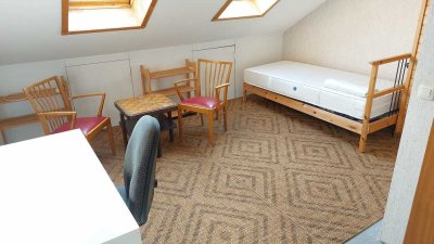 WG-Zimmer im Dachgeschoss eines Reihenhauses in Hamburg-Rissen, möbliert, befristet