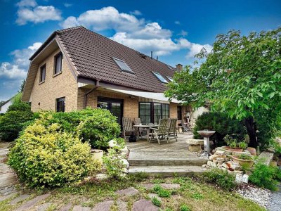 Traumhafte exklusive Doppelhaushälfte mit sonniger Terrasse & gepflegtem Garten in  Kossa