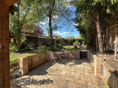 MODERNE ALMHÜTTEN-ATMOSPHÄRE TRIFFT STADTLAGE ? 3-ZIMMER MIT GARTEN
