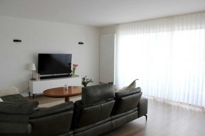 Moderne 3,5-Zimmer-Dachgeschosswohnung mit großer Wohnküche und Balkon in zentraler Lage von Neuss