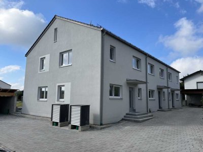 Erstbezug: Reiheneckhaus (Dreispänner) mit Garten und Carport in Schmatzhausen