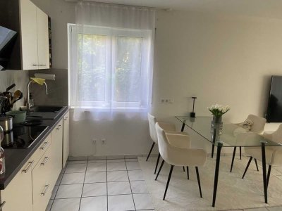 Exklusive, modernisierte 2,5-Raum-EG-Wohnung mit geh. Innenausstattung mit Balkon und EBK