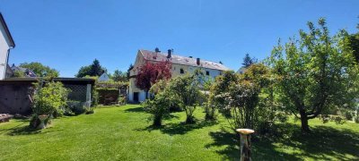 Lichtdurchflutete Doppelhaushälfte mit großem, bebaubarem Grundstück und Ausbaupotenzial