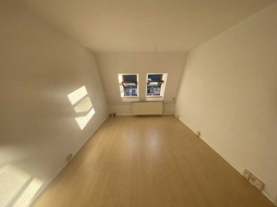 Helle Dachgeschosswohnung mit 2 Balkonen in familienfreundlicher Lage nahe Altstadt