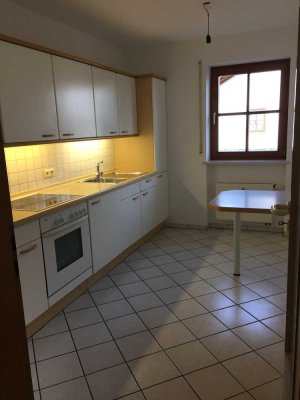 Gepflegte, sonnige 2-Zimmer-Wohnung mit Balkon,  EBK und TG-Stellplatz in Freilassing