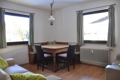 GEWIDMETER ZWEITWOHNSITZ Kleine FERIENWOHNUNG mit praktischem MEHRZWECKRAUM im Untergeschoss, privater Ferienwohnsitz und Vermietung an Feriengäste erlaubt.