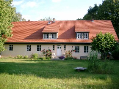 Romantische Haushälfte mit 1000 qm Garten auf idyllischem Grundstück in der Uckermark