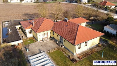 Großzügiger Bungalow mit 2 Wohneinheiten und Nebengebäude