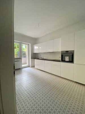 Stilvolle modernisierte 2-Zimmer-Erdgeschosswohnung mit Balkon und Einbauküche in Köln-Braunsfeld
