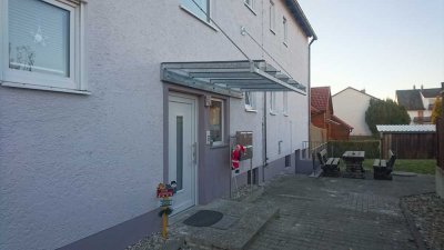 Vollständig renovierte Wohnung mit vier Zimmern sowie Balkon und Einbauküche (optional) in Stammham