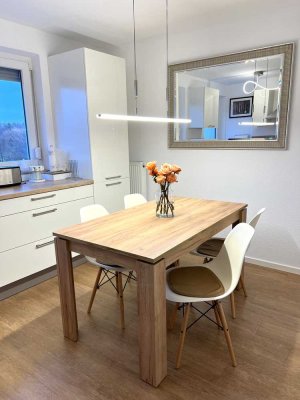 Eine gemütliche voll möblierte 2-Zimmer-Wohnung mit Balkon und Stellplatz