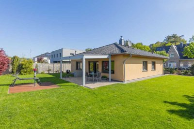 Einbauküche, Wärmepumpe, Kamin, Sauna, Deckenspots: Rollstuhlgerechter Bungalow in Bad Saarow