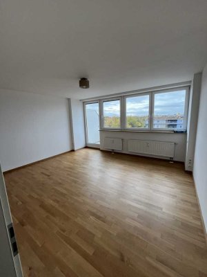 !Trudering * 1 Zimmer * Wohnküche mit EBK * Bad mit Wanne * großer Balkon * Parkett *