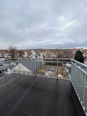 ++ Zweitbezug nach Sanierung ++ 5-Zimmer-DG-Wohnung im Feuerbacher Zentrum ++ WG & Büro geeignet ++