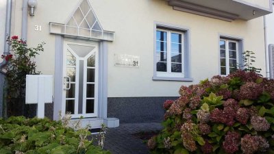 Neuwertige 3 ZKB Altbauwohnung am Klinikum mit kleinem Garten