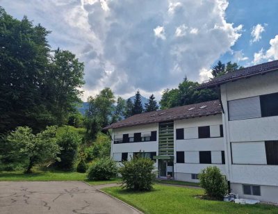 3-Zimmer-Dachgeschoss-Wohngefühl mit Loggia in guter Lage von Grainau zu vermieten!