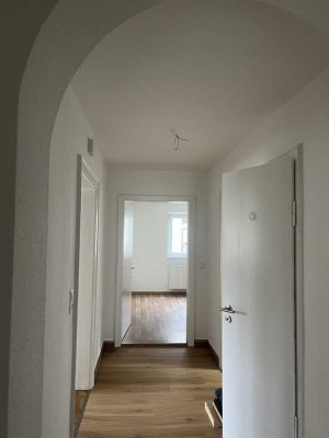 Vollständig renovierte Wohnung mit vier Zimmern in Aholming