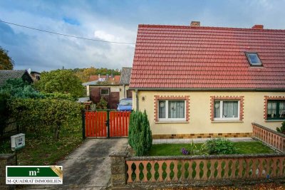 Charmante Doppelhaushälfte mit Pool und Garten wartet auf neue Bewohner !