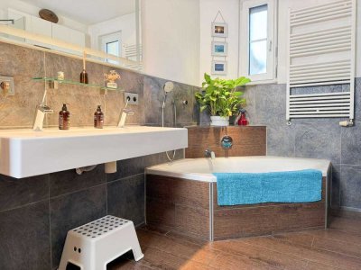 Exklusiver Paketkauf: Zwei stilvolle 4-Zimmer-Altbauwohnungen mit Garten und Balkon