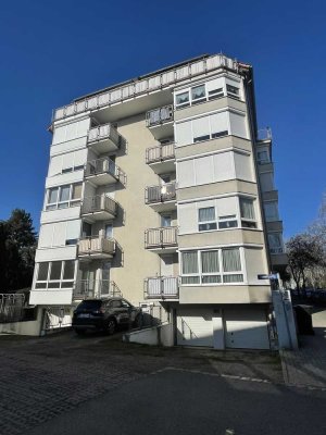 *Renoviert* - Helle Wohnung mit Balkon, Stellplatz u. Aufzug