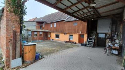 Haus mit Scheunen und viel Nebengelass