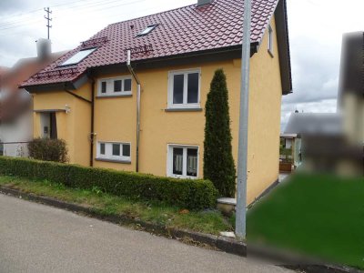 Einfamilienhaus mit kleinem Garten und Garage in Heuchlingen