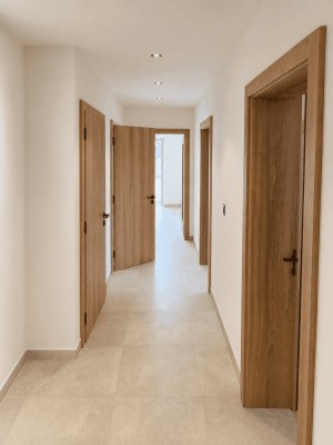 Erstbezug nach exklusiver Kernsanierung ! 75m2 2 Balkone Stellplatz Kellerabteil