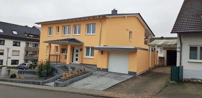 großzügige drei Zimmer Wohnung, großer Balkon, Einbauküche, barrierefreier Zugang