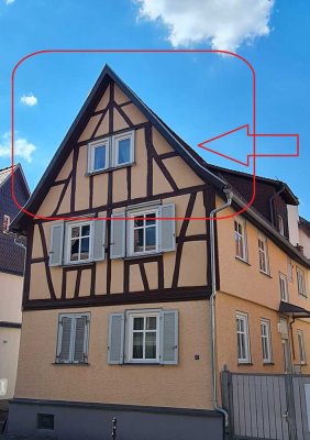 Gepflegte Dachgeschoß-Wohnung in Zentrumslage mit Einbauküche, jedoch ohne Balkon !!