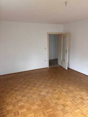 Helle 2,5-Zimmer-Wohnung mit 65 qm und großem Gartenanteil in München-Solln - sofort verfügbar