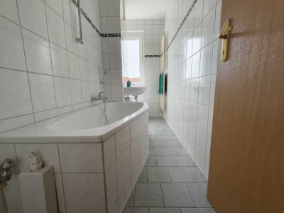 3-Zimmer-Wohnung mit Badewanne und großem Balkon