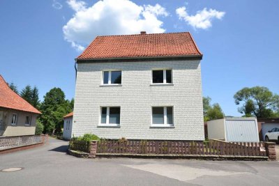 Einfamilienhaus mit Nebengebäude und Garage in 37632 Eschershausen