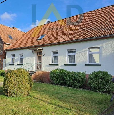 Einfamilienhaus mit umfangreichen Nebengebäuden auf  8500m² Grundstück