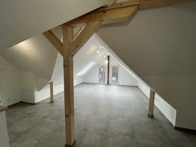 Helle, sanierte 1,5 Zimmer Wohnung im DG ab Mitte Oktober