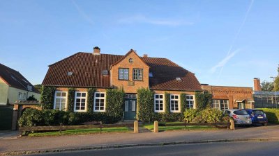 Großzügige Altbauwohnung in einem charaktervollen, efeubewachsenen Haus besticht mit Individualität