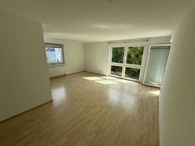 Sonnige, moderne 3 Zimmer Wohnung in zentraler Lage mit Balkon, EBK, TG-Stellplatz und Aufzug