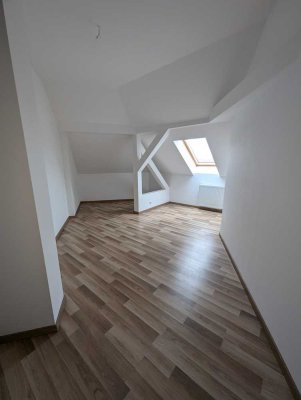 +++NEU!+TRAUMWOHNUNG+4-R. DG-WOHNUNG+OFFENE KÜCHE+WOZI. MIT LOGGIA+++