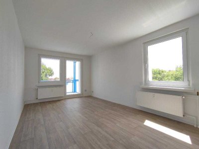 Vollsanierte 3-Raum-Wohnung mit Balkon - Stellplatz verfügbar