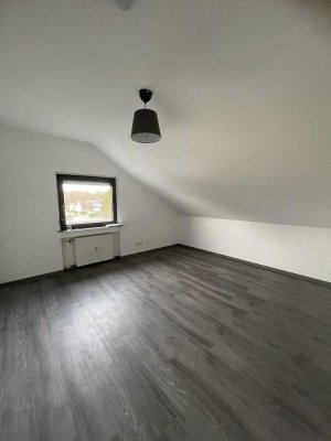 Exklusive, sanierte 2,5-Zimmer-DG-Wohnung in Bergisch Gladbach