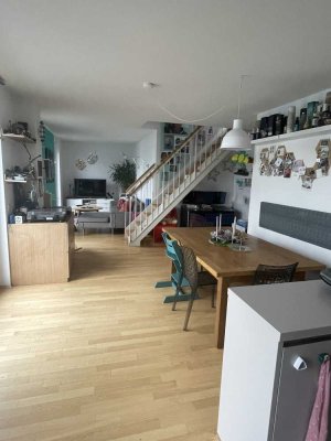 Von privat: Geräumige 3-Zimmer-Wohnung mit Dachterrasse und sonnigem Balkon