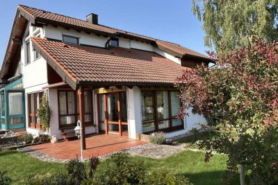 Einfamilienhaus mit vielen Besonderheiten und schön gestaltetem Garten!