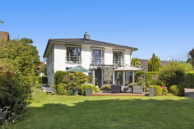 Stilvolles Wohnen auf höchstem Niveau – Villa mit Traumgarten im Ahrensburger Villenviertel