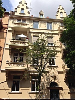 Großzügig geschnittene 3 Zimmer Altbauwohnung mit Balkon