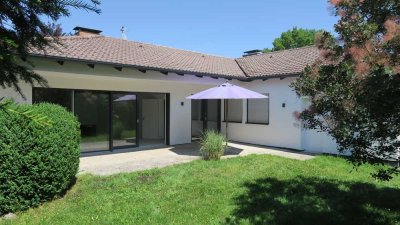 Moderner freistehender Architektenbungalow in ruhiger Lage