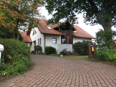 * + *    Einfamilienhaus mit EL-Whg. in top Lage am östl. Stadtrand Holzmindens * + *